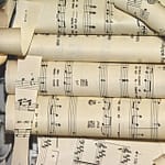 Nombreux rouleaux de partitions de musique